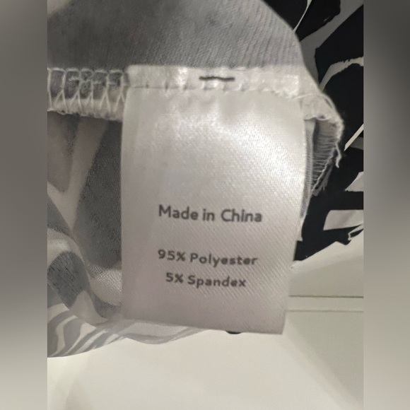 ๐Leota Wrap Dress - Picture 6 of 16